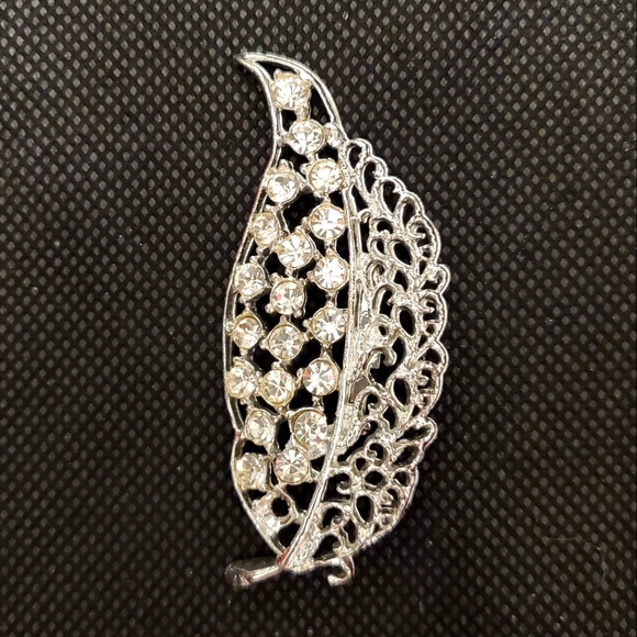 Vintage Jewelry Brooch Leaf With Rhinestones Filigree - Picture 1 of 5